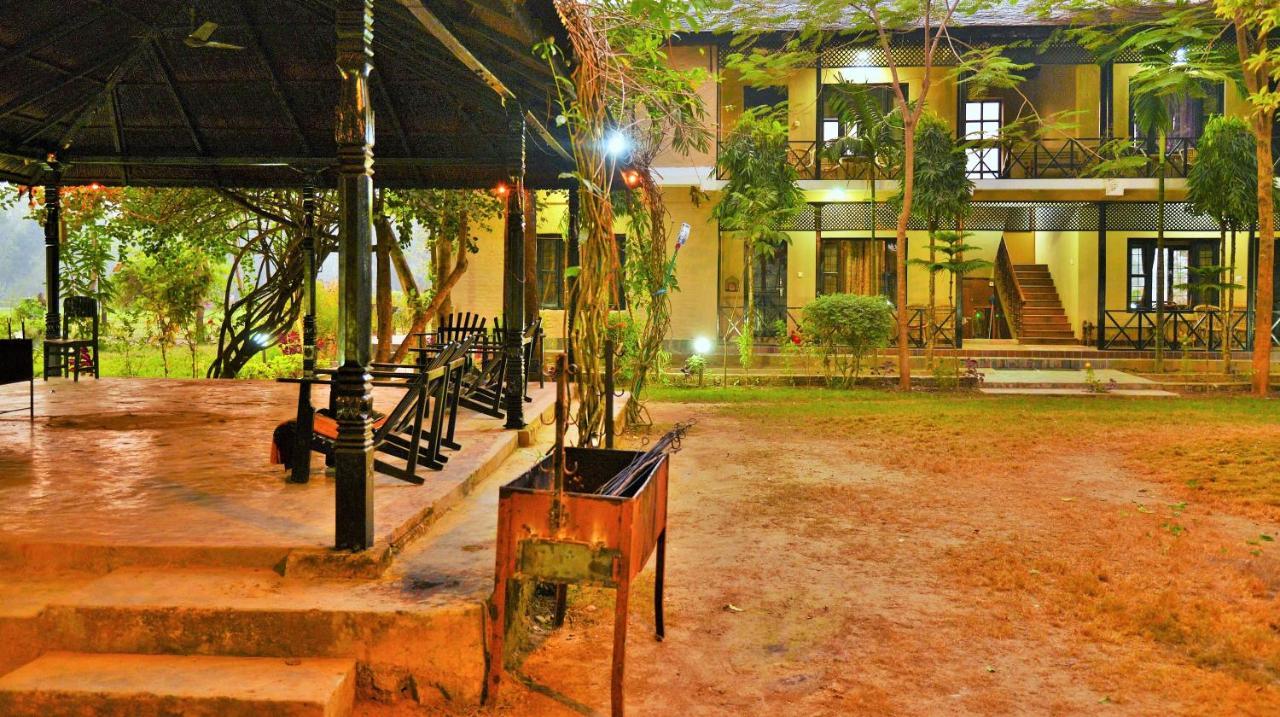 Hotel Parkside & Swimming Pool-Between Greenery And Azure ,Your Perfect Retreat Chitwan Exterior foto