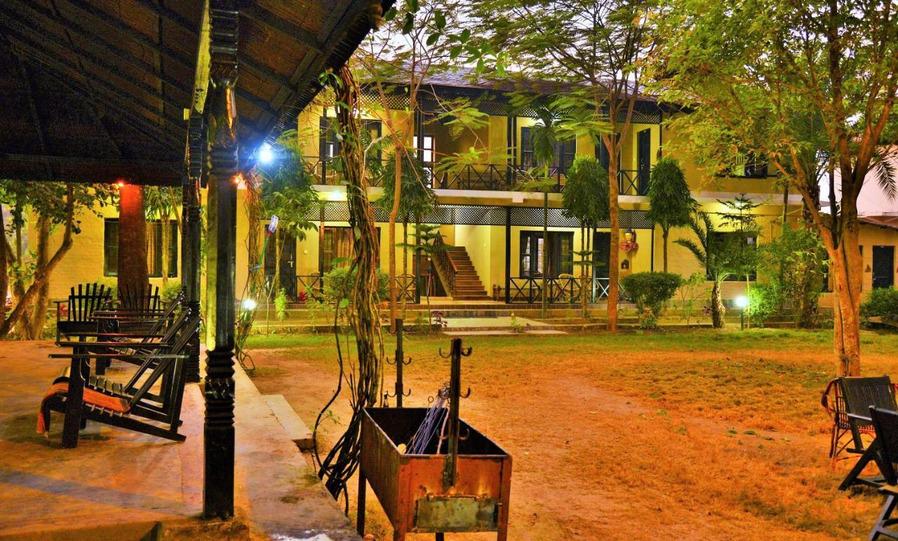 Hotel Parkside & Swimming Pool-Between Greenery And Azure ,Your Perfect Retreat Chitwan Exterior foto
