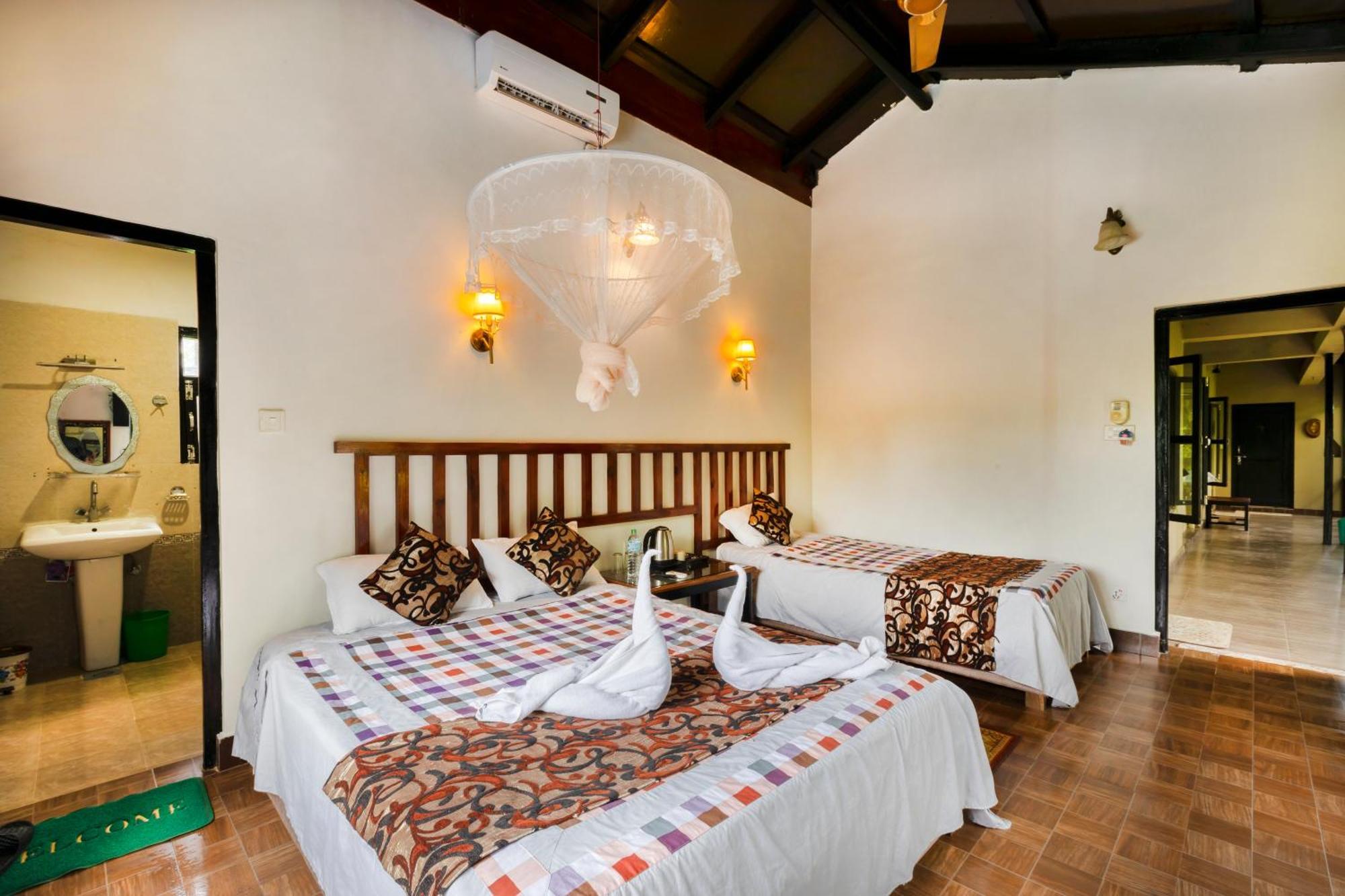 Hotel Parkside & Swimming Pool-Between Greenery And Azure ,Your Perfect Retreat Chitwan Exterior foto