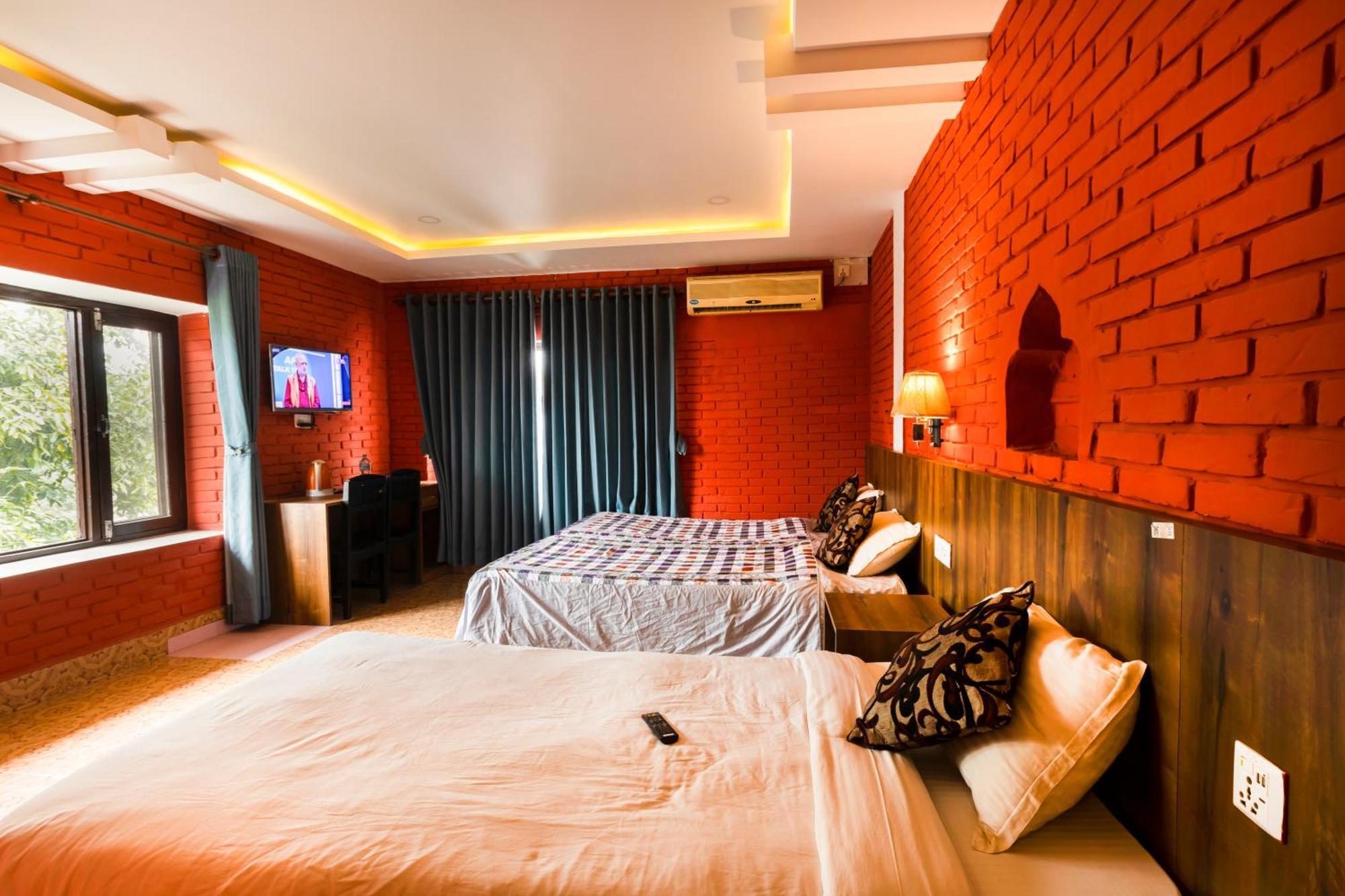 Hotel Parkside & Swimming Pool-Between Greenery And Azure ,Your Perfect Retreat Chitwan Exterior foto