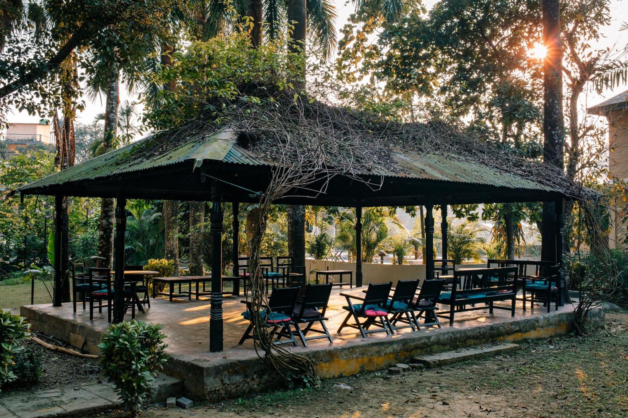 Hotel Parkside & Swimming Pool-Between Greenery And Azure ,Your Perfect Retreat Chitwan Exterior foto