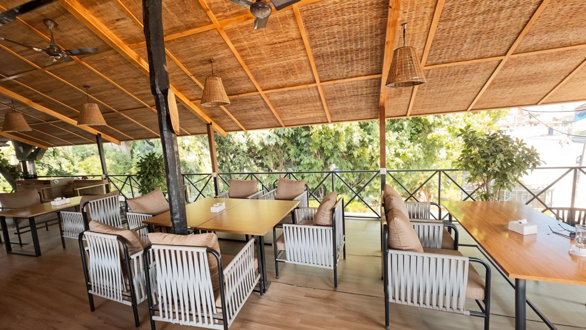 Hotel Parkside & Swimming Pool-Between Greenery And Azure ,Your Perfect Retreat Chitwan Exterior foto
